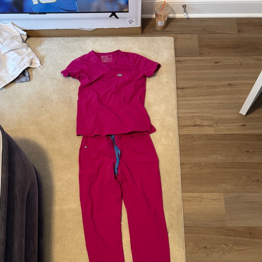 Figs NWOT Women’s pink Scrubs set (XS top, S pants)